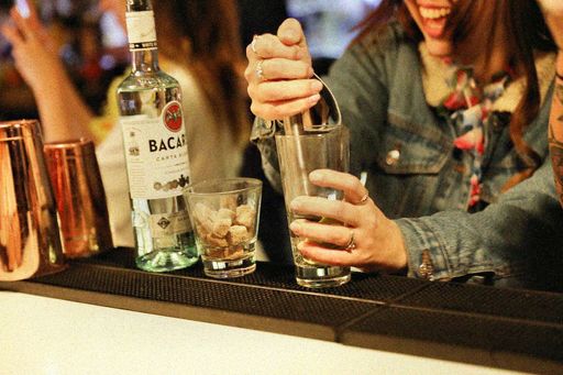 Cocktail masterclass in progress 3 (grained)