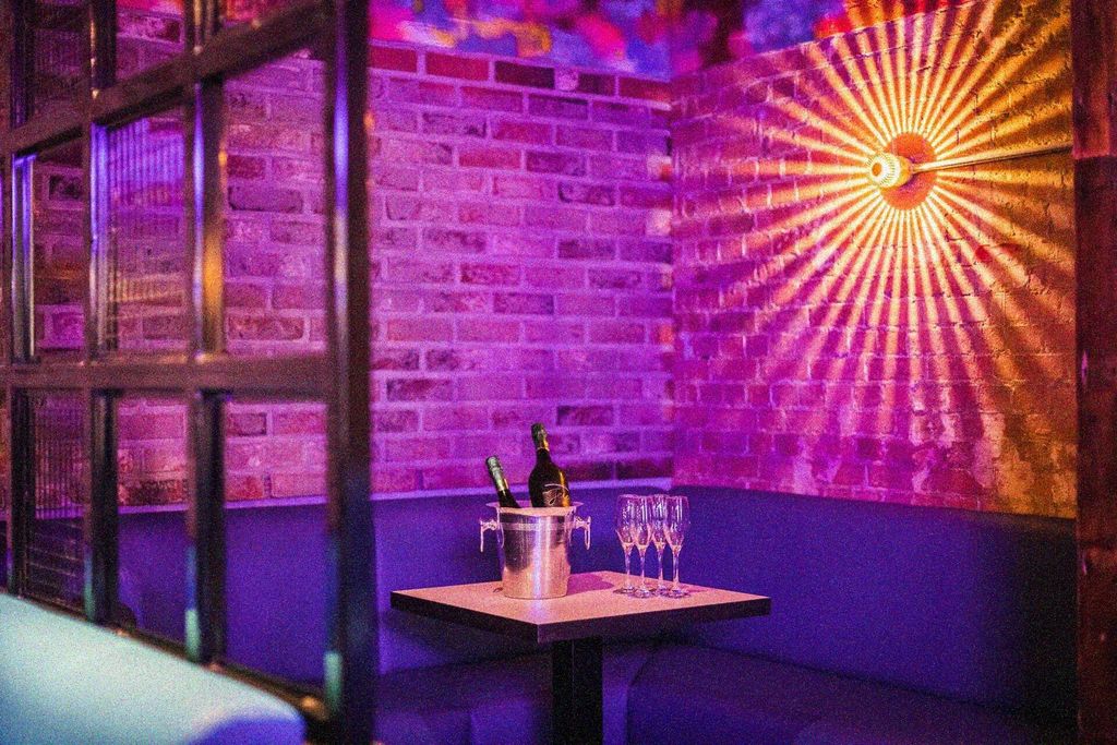 lucky voice venue table with drinks (grained)